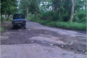 Meski baru diperbaiki, jalan Sukamulya kembali rusak.